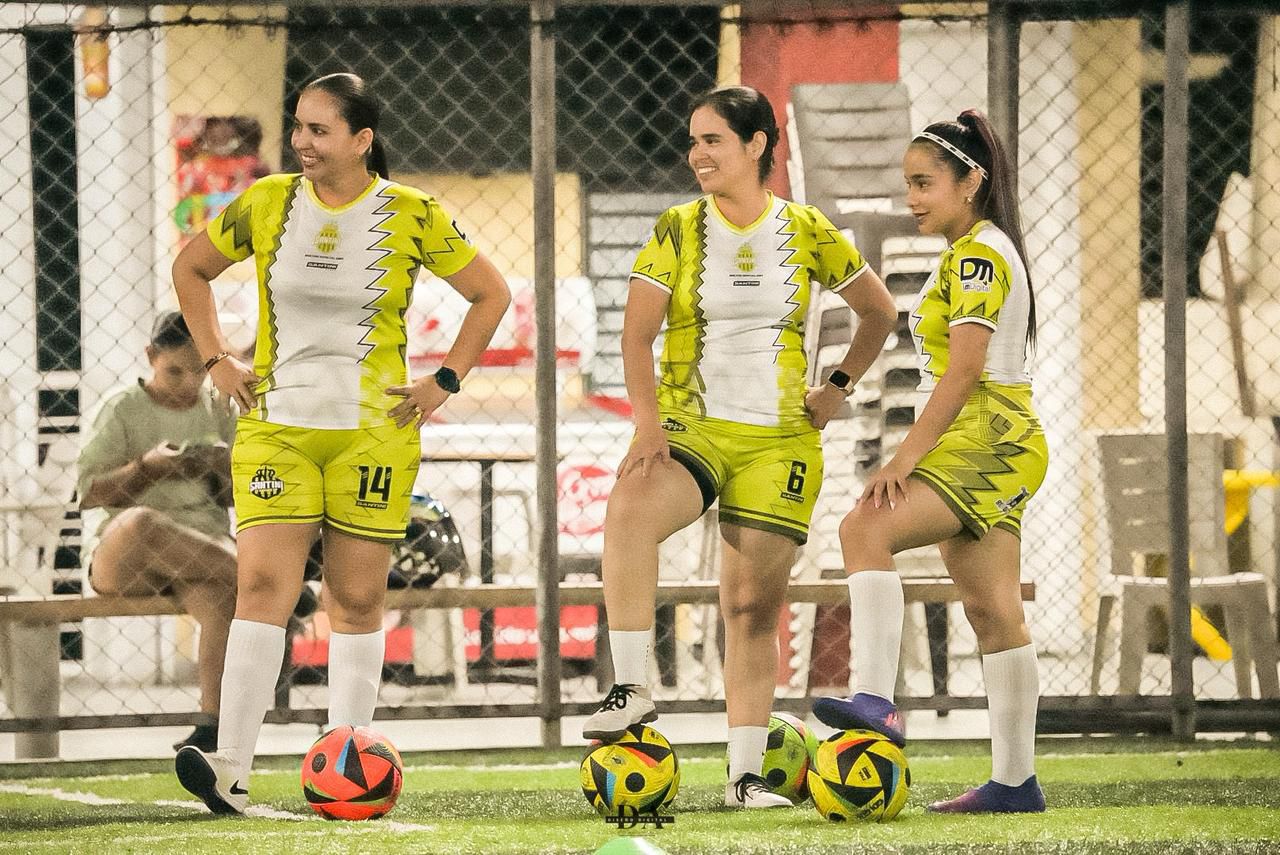 Equipo femenino entrenando